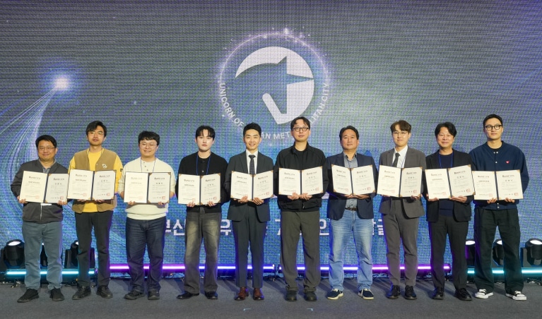 2026년 부니콘(Bunicorn) 선정 기업 대표들의 상장 수여식 기념 촬영 사진